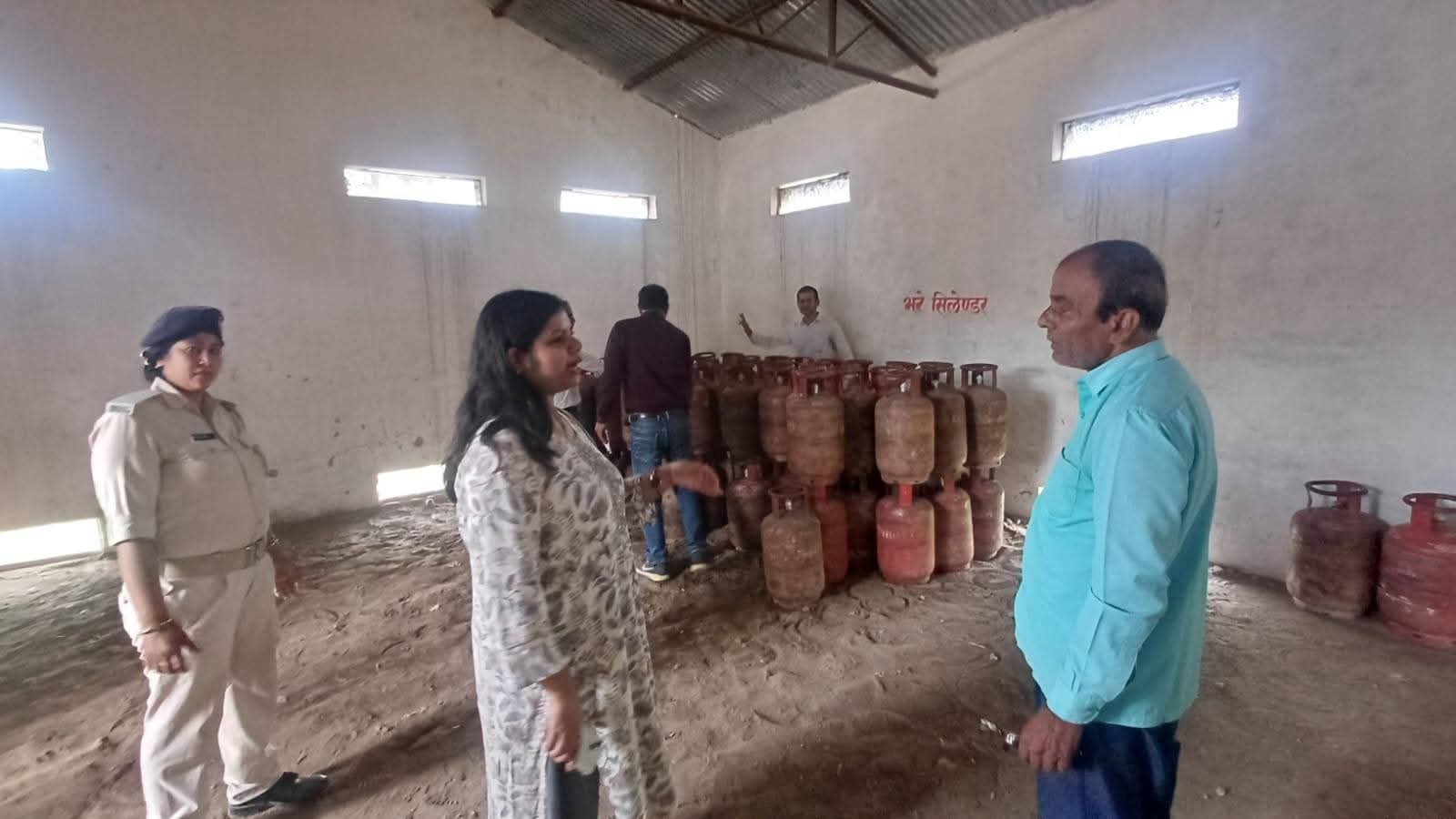 अधिकारियों  ने विभिन्न एलपीजी गैस एजेंसियों का जायजा लिया, दिया आवश्यक निर्देश