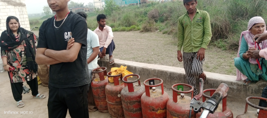 घरेलू गैस लेने के लिए गैस गोदाम में उमड़ रही उपभोक्ताओं की भीड़, एजेंसी के अनुसार गैस की किल्लत नहीं