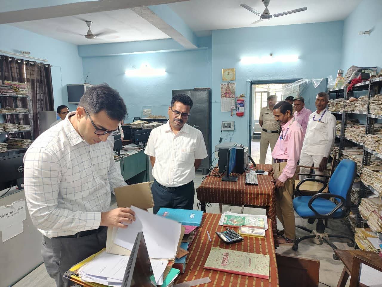 डीएम ने जिला कोषागार कार्यालय एवं जिला भविष्य निधि कार्यालय का समेकित निरीक्षण किया