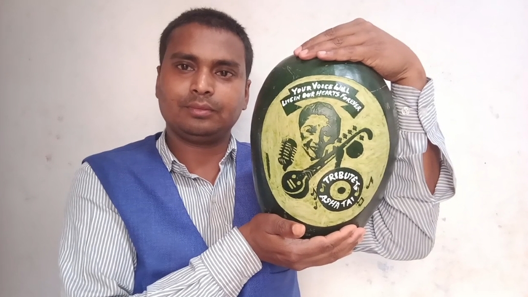 तरबूज पर उकेरी गई अमर सुरों की विरासत: अंतरराष्ट्रीय सैंड आर्टिस्ट मधुरेंद्र ने आशा ताई को दी अनोखी श्रद्धांजलि