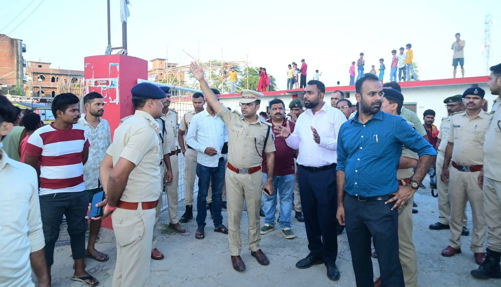 जिलाधिकारी और पुलिस अधीक्षक के द्वारा पूजा पंडालों का निरीक्षण कर दिए गए जरूरी निर्देश